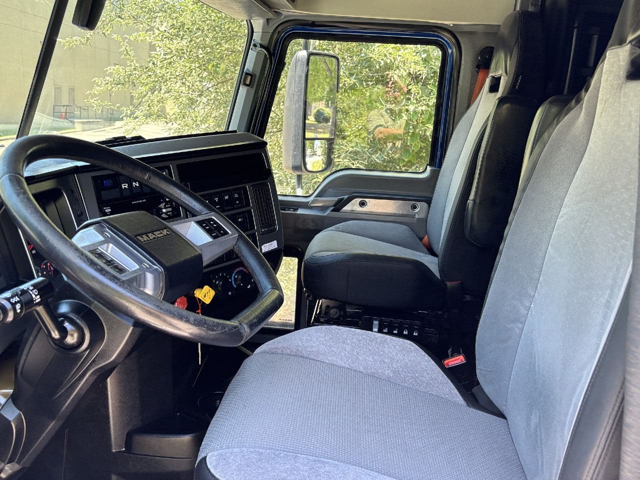 2019 Mack Anthem image 17
