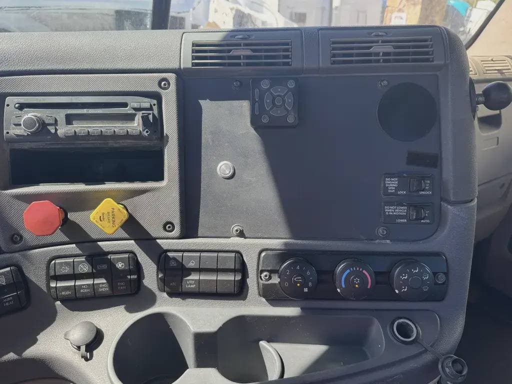 2017 Freightliner Cascadia 113 image 9