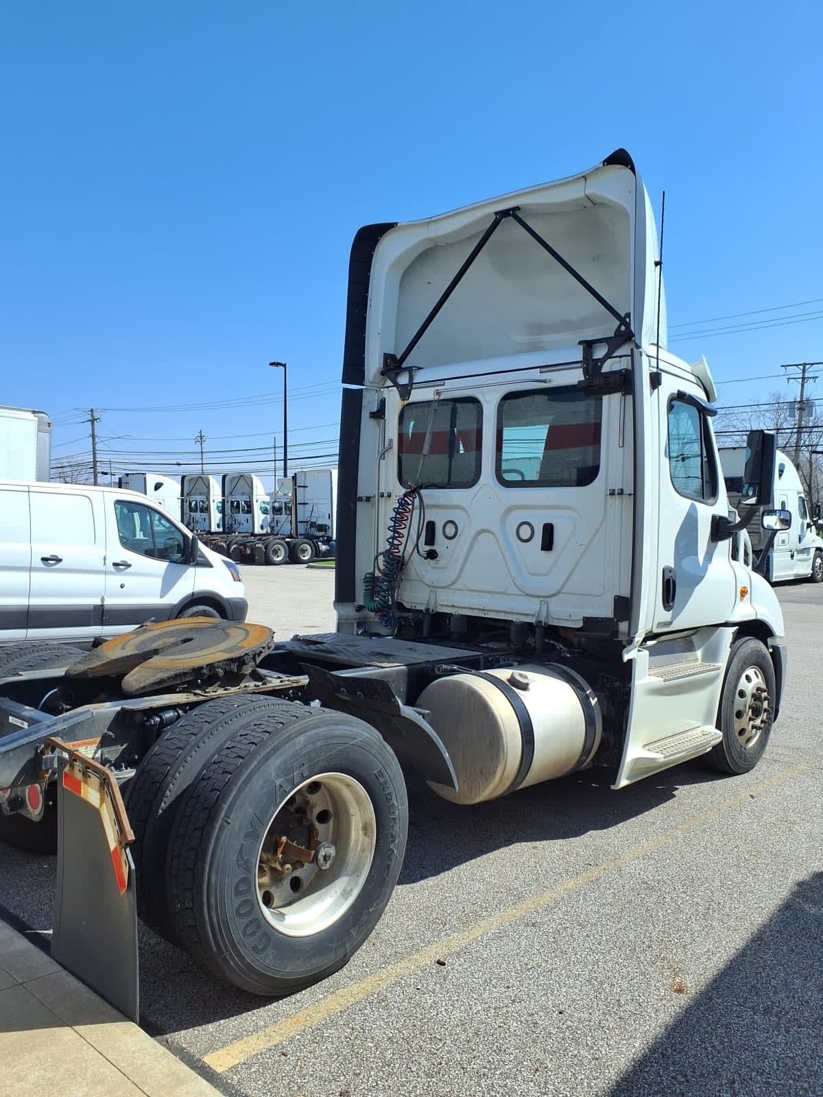 Used 2019 FREIGHTLINER Conventional - Day Cab - CASCADIA image 6