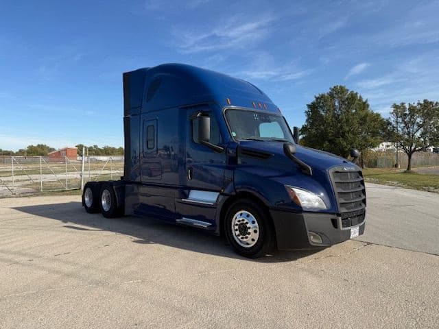 2023 Freightliner Cascadia image 3