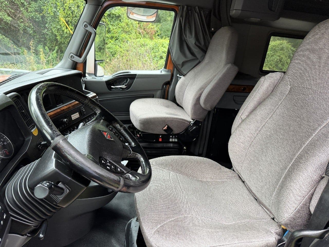 2022 International LT625 image 17