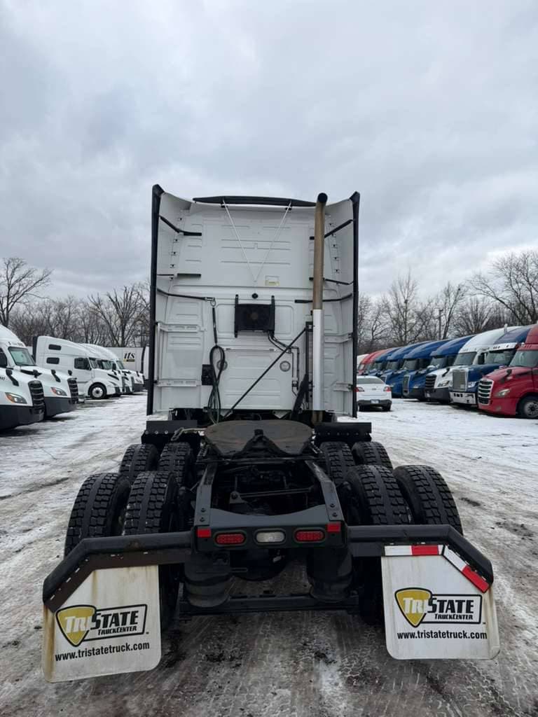 2022 Volvo VNL image 12