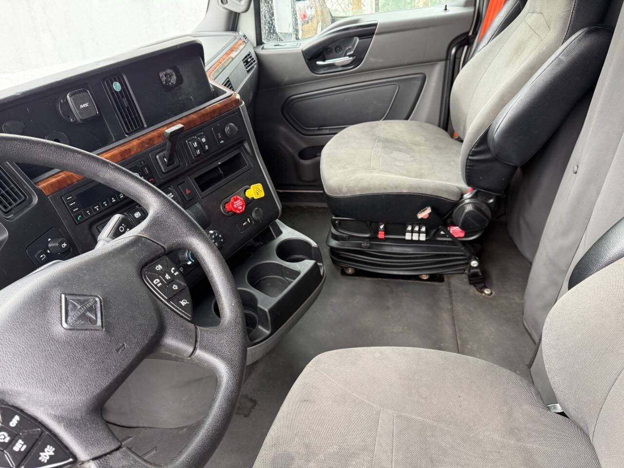 2022 International LT625 image 10