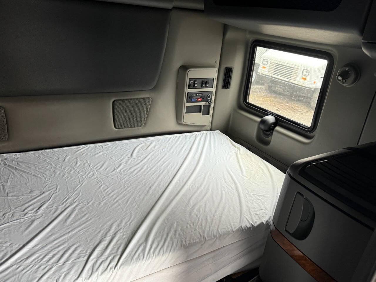 2022 International LT625 image 29