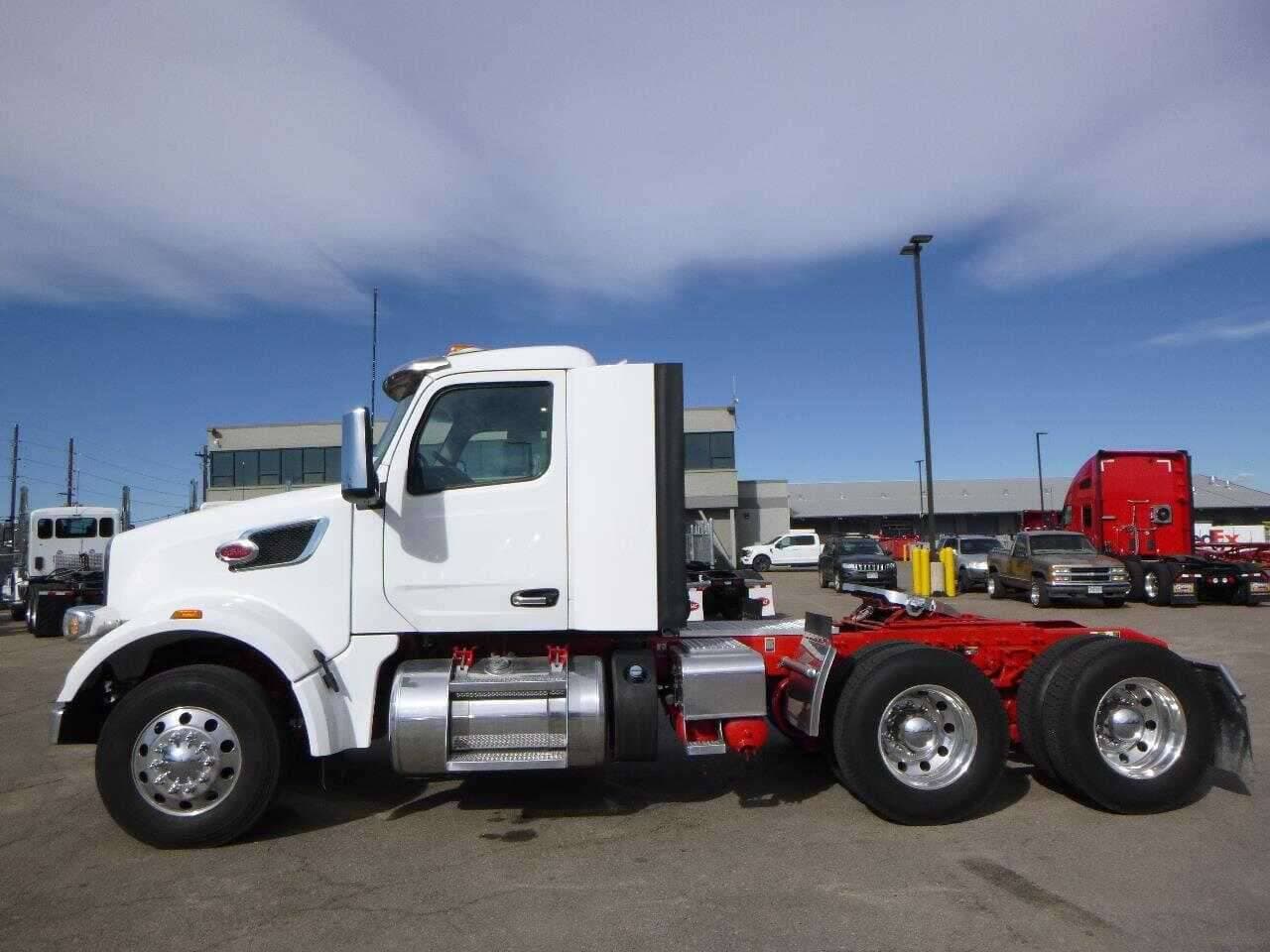 2023 Peterbilt 567 image 2