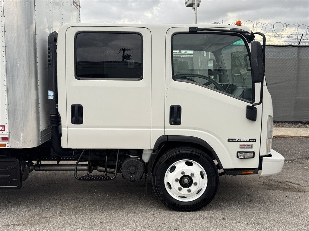 2021 Isuzu NPR XD image 17