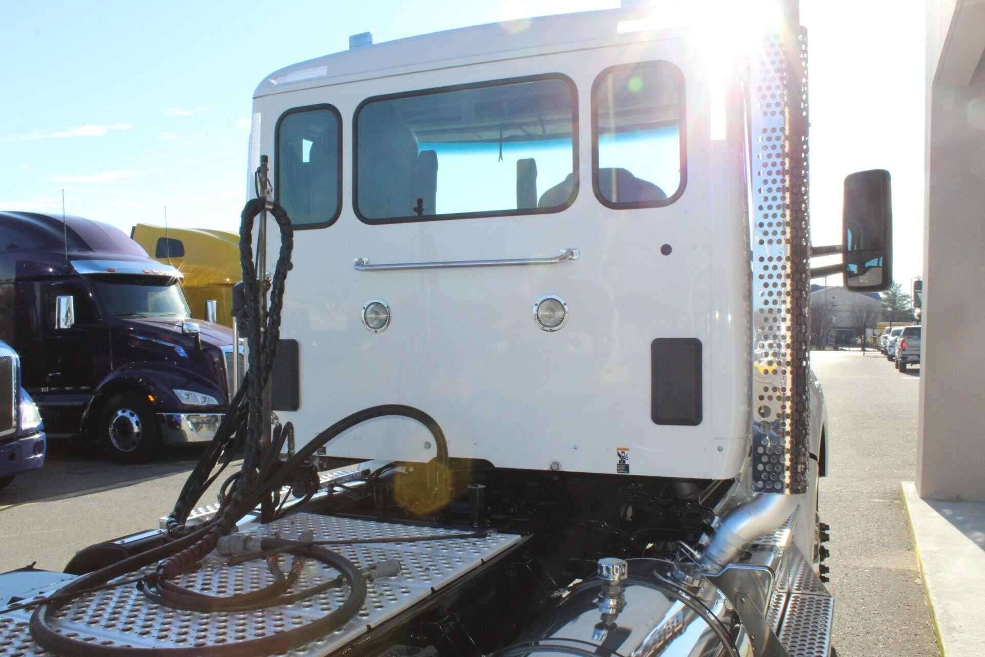 2023 Kenworth T880 image 15