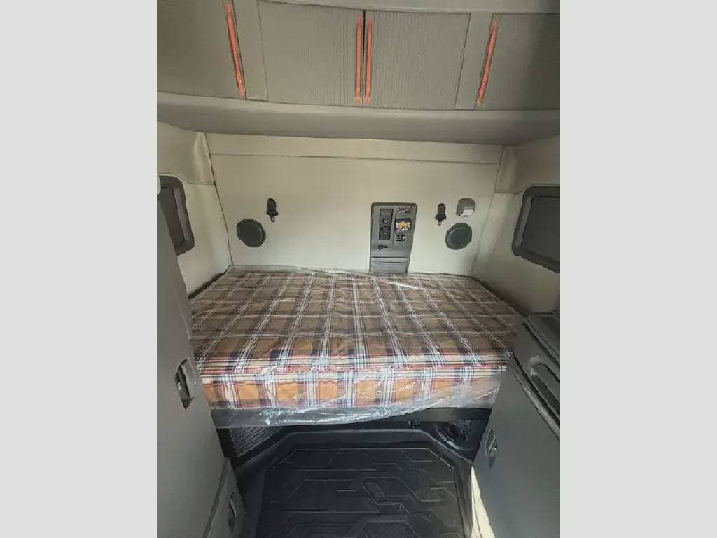 2022 Volvo VNL image 4