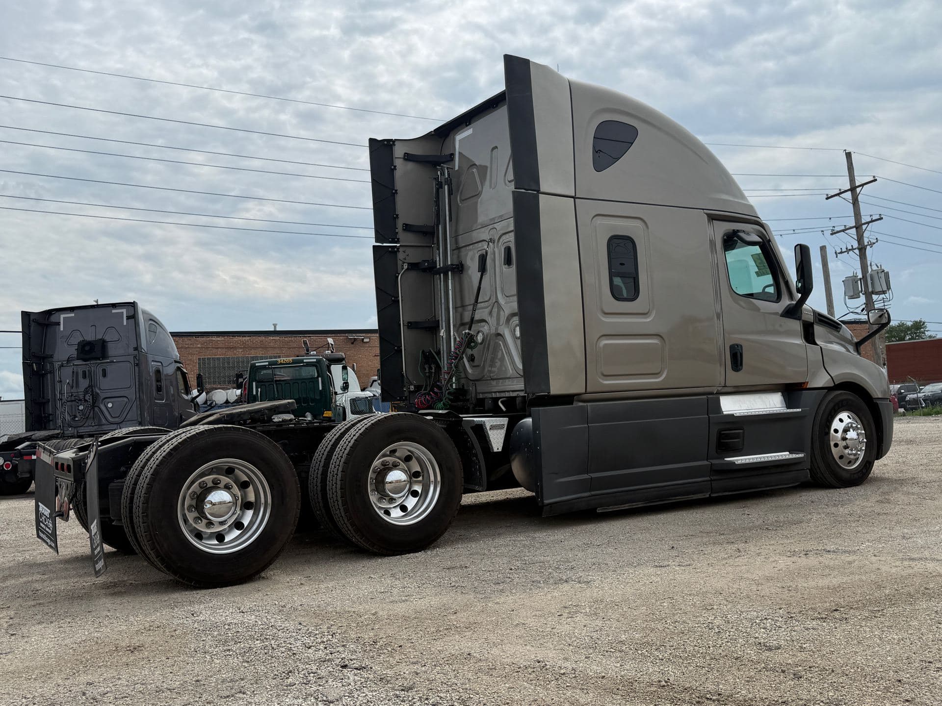 2023 Freightliner - 301k - 455HP - Virgin Tires! image 8
