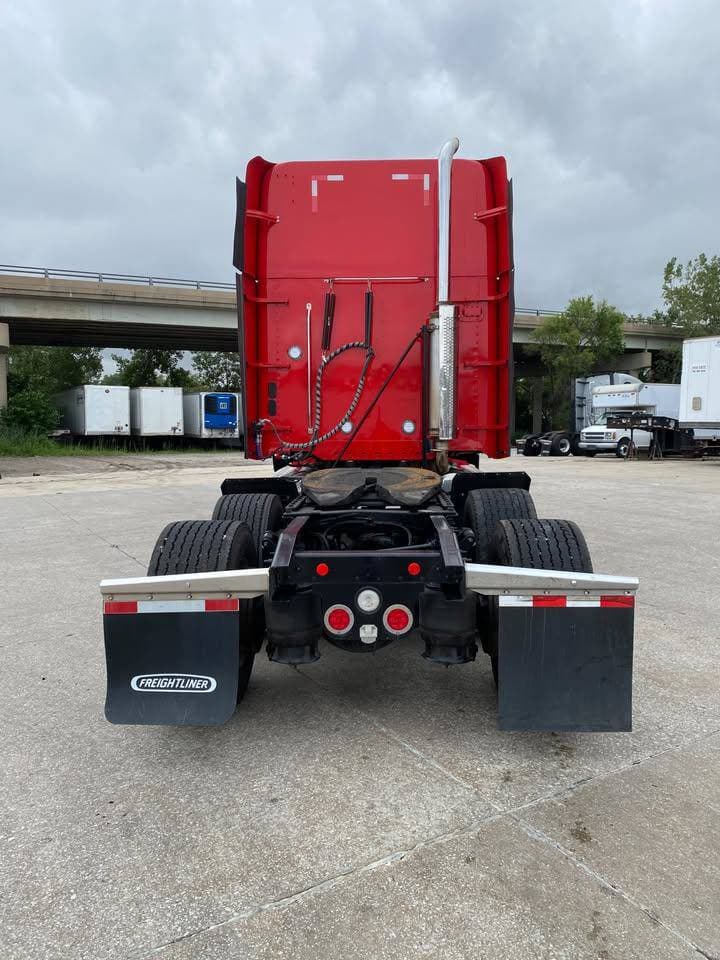 2020 Freightliner Columbia image 2