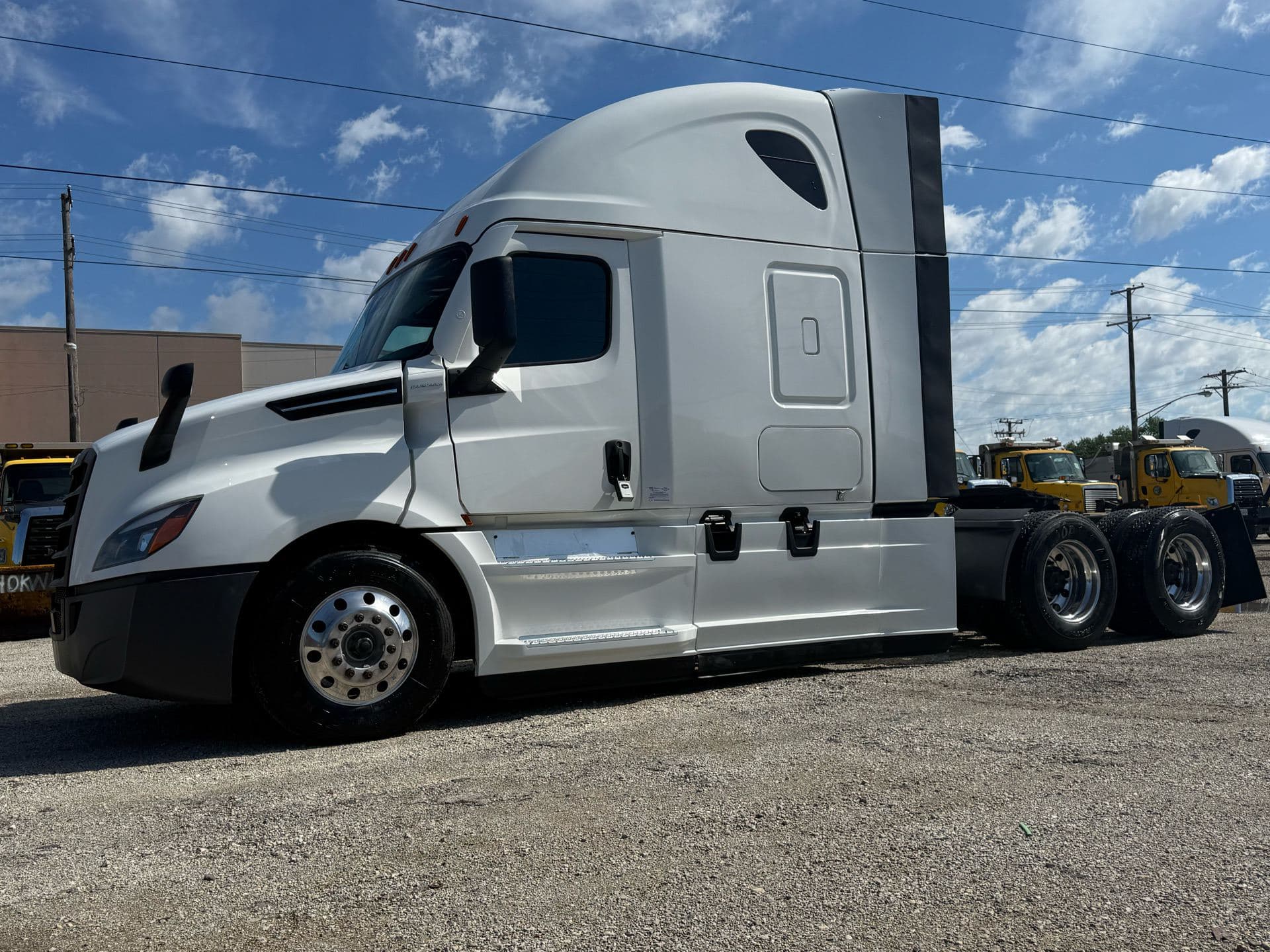 2023 Freightliner - 444k - Just 10,750 Hours! image 2