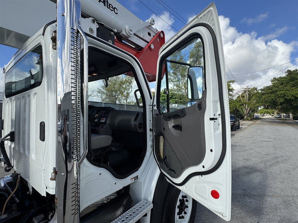 2015 Freightliner M2-112 image 61