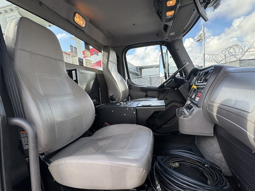 2015 Freightliner M2-112 image 65