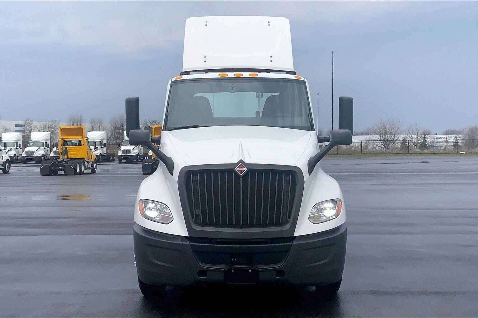 2021 International LT625 image 3