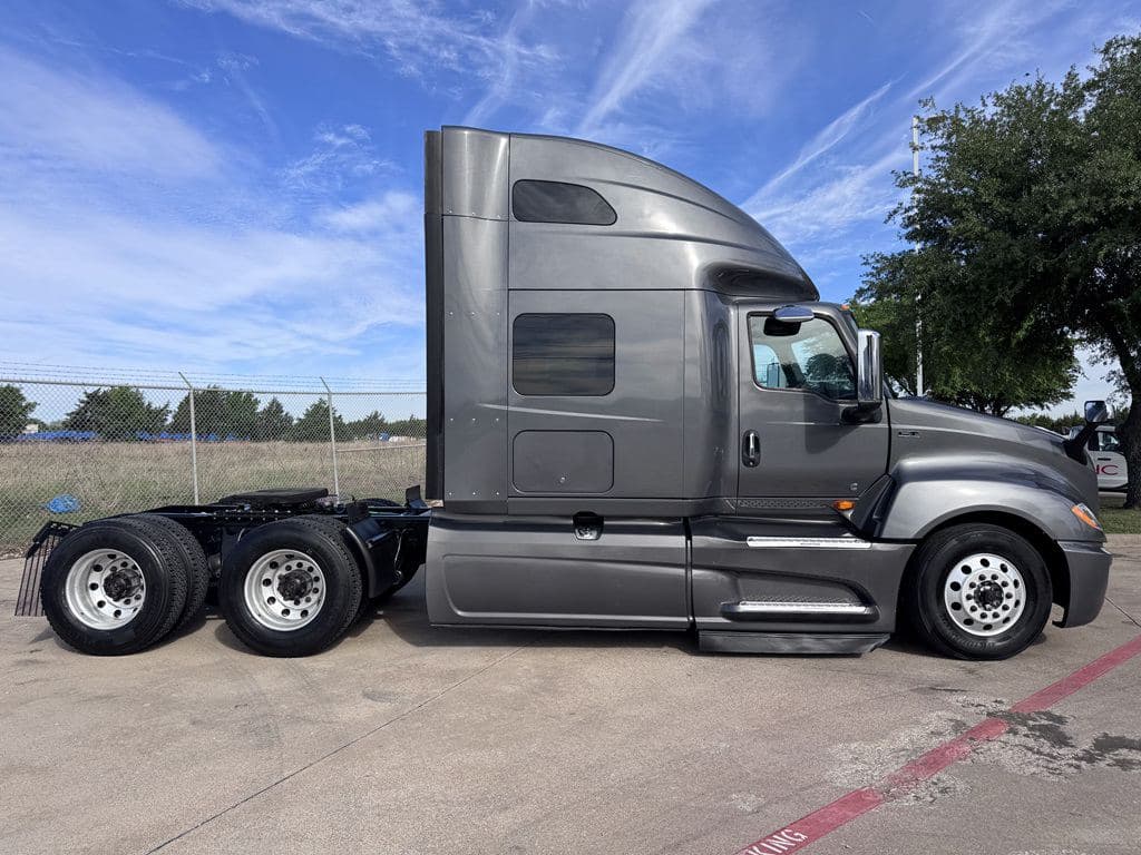 Used 2021 INTERNATIONAL LT625 image 12