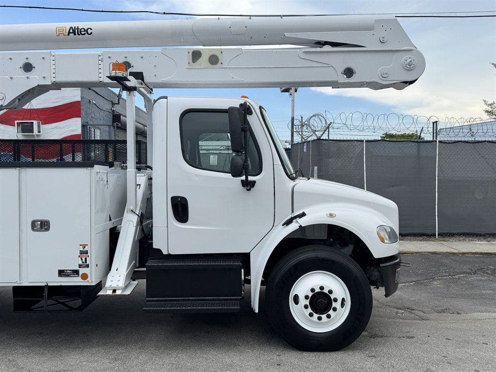2018 Freightliner M2-106 image 16