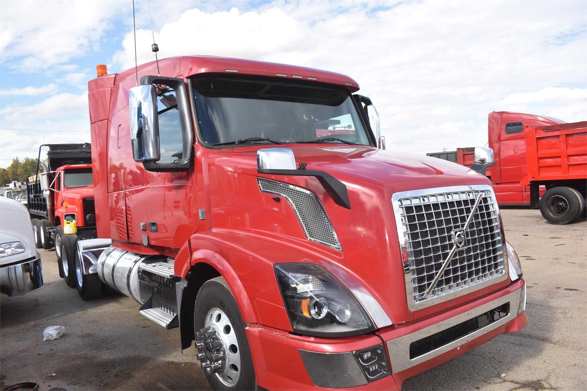 2013 Volvo VNL670 image 2