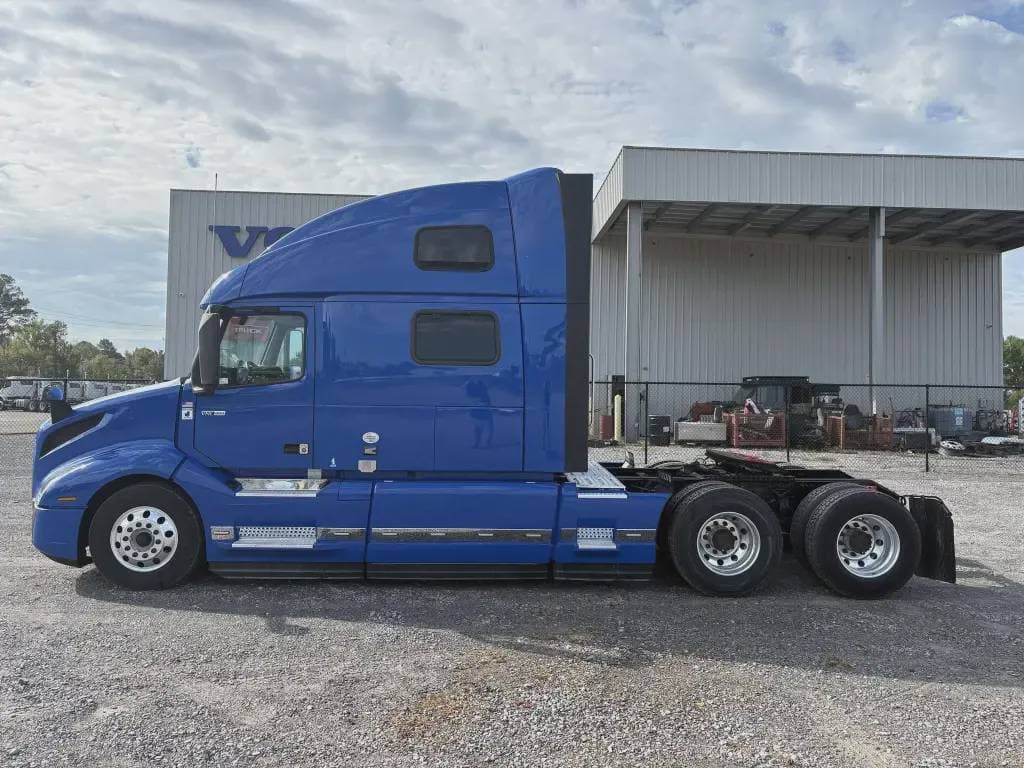 2022 Volvo VNL image 2
