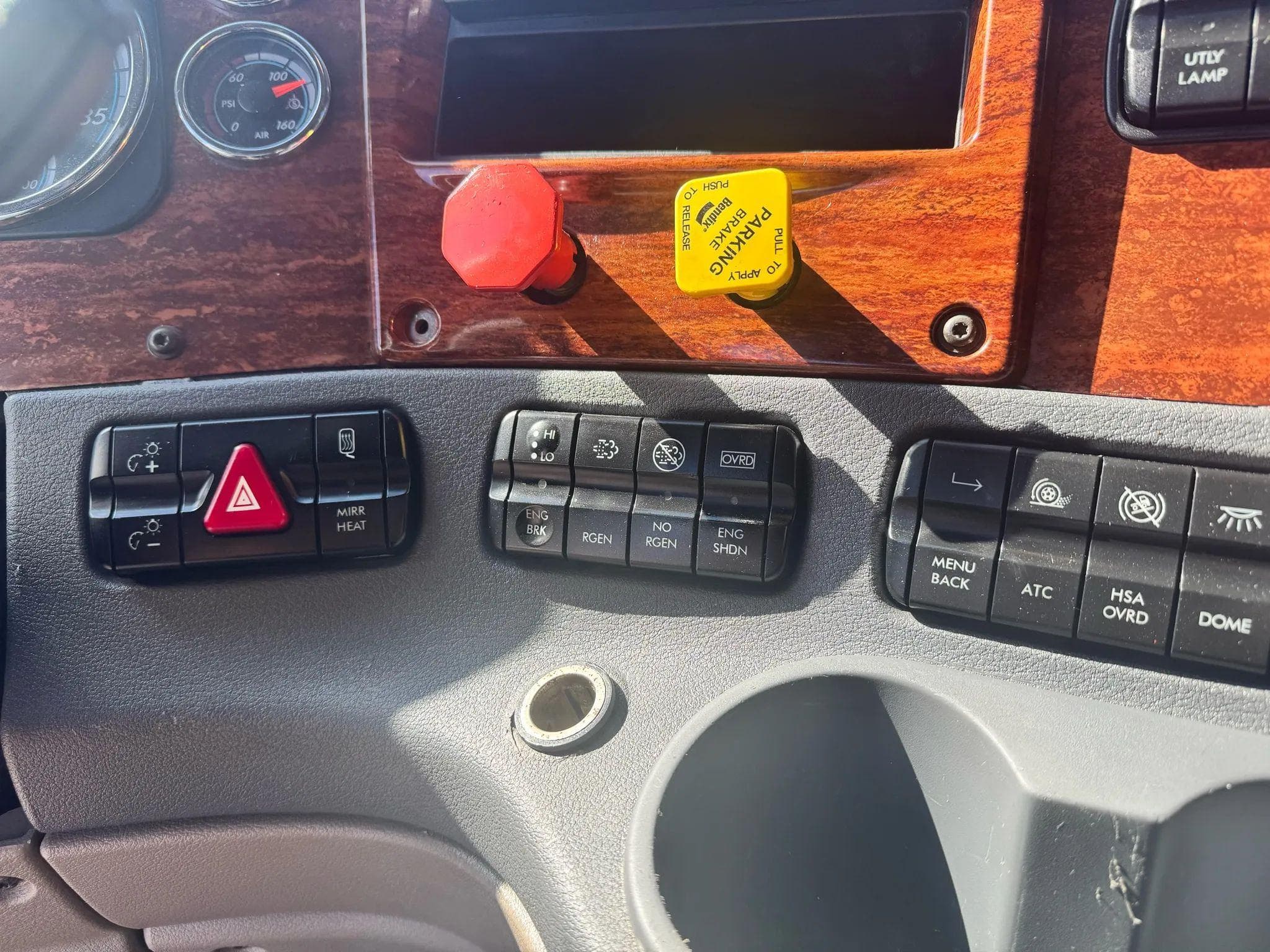 2016 Freightliner Cascadia image 33