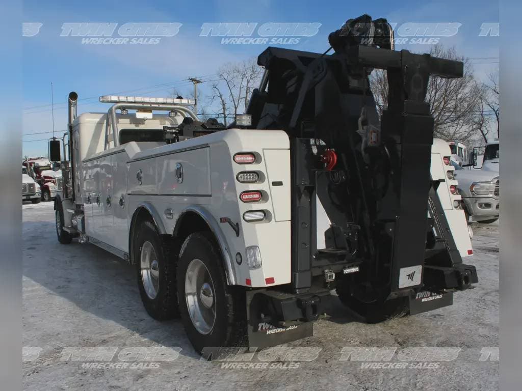 2025 Peterbilt 589 image 1