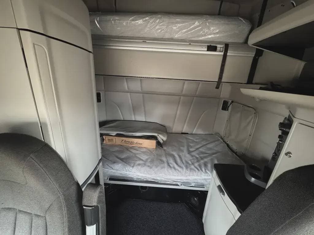 2022 Peterbilt 579 image 6