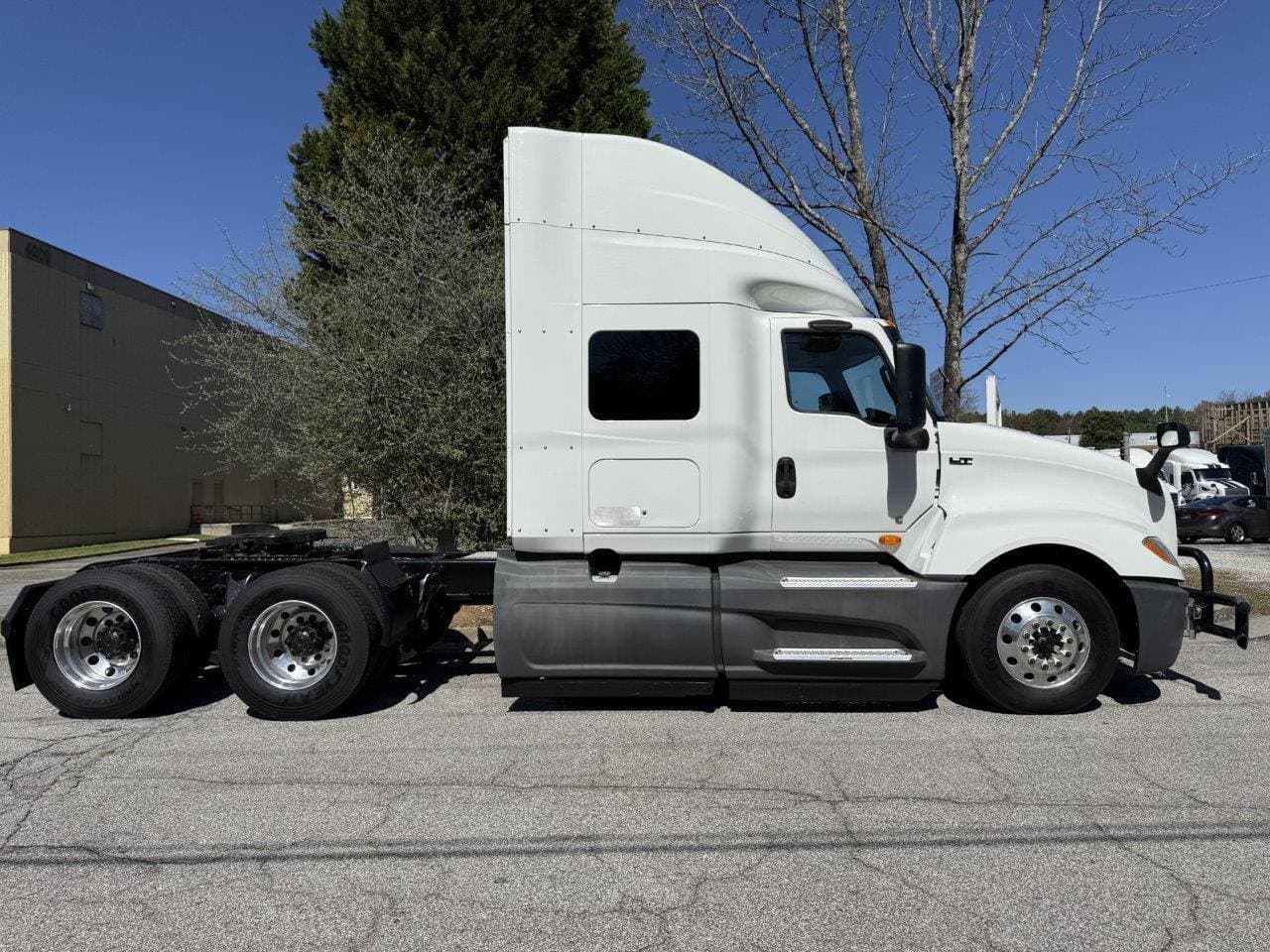 2018 International LT625 image 2