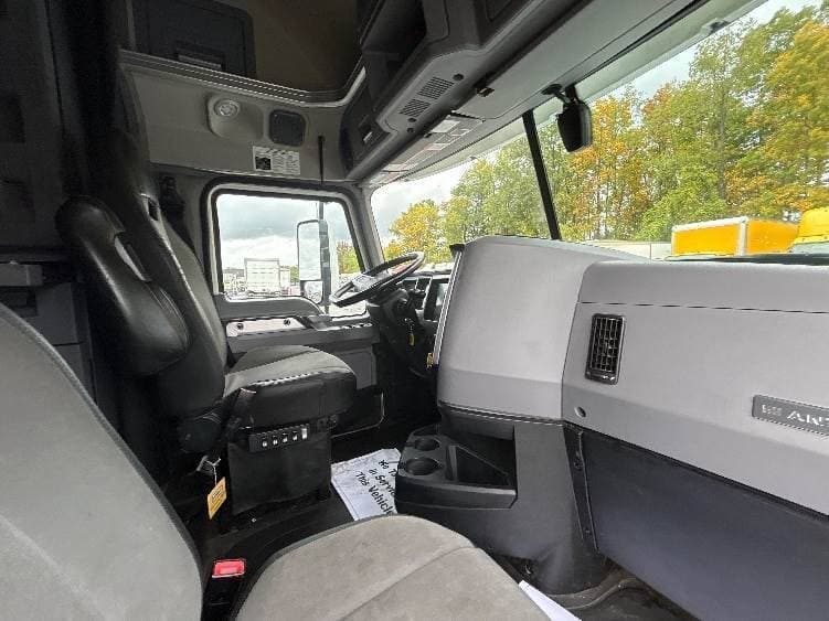2022 Mack Anthem Sleeper Semi Truck - 70" Integral Sleeper, MP8 445HP, 12 Speed Automatic image 8
