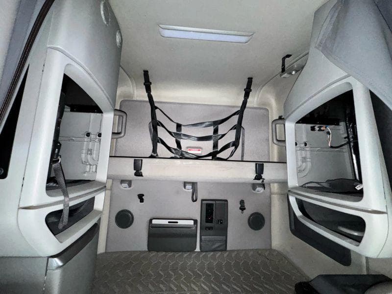 2020 Volvo VNL image 34