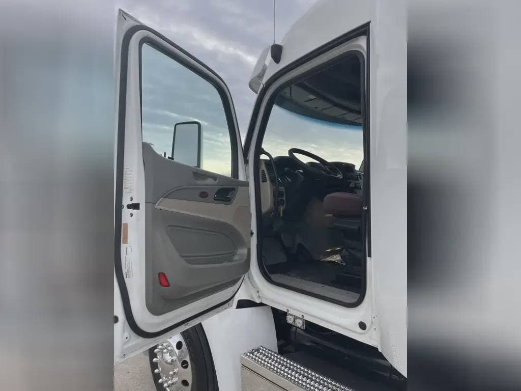 2022 Peterbilt 579 image 6