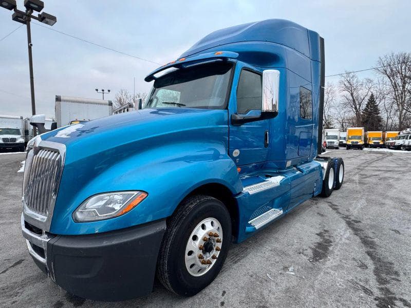 2019 International LT image 2
