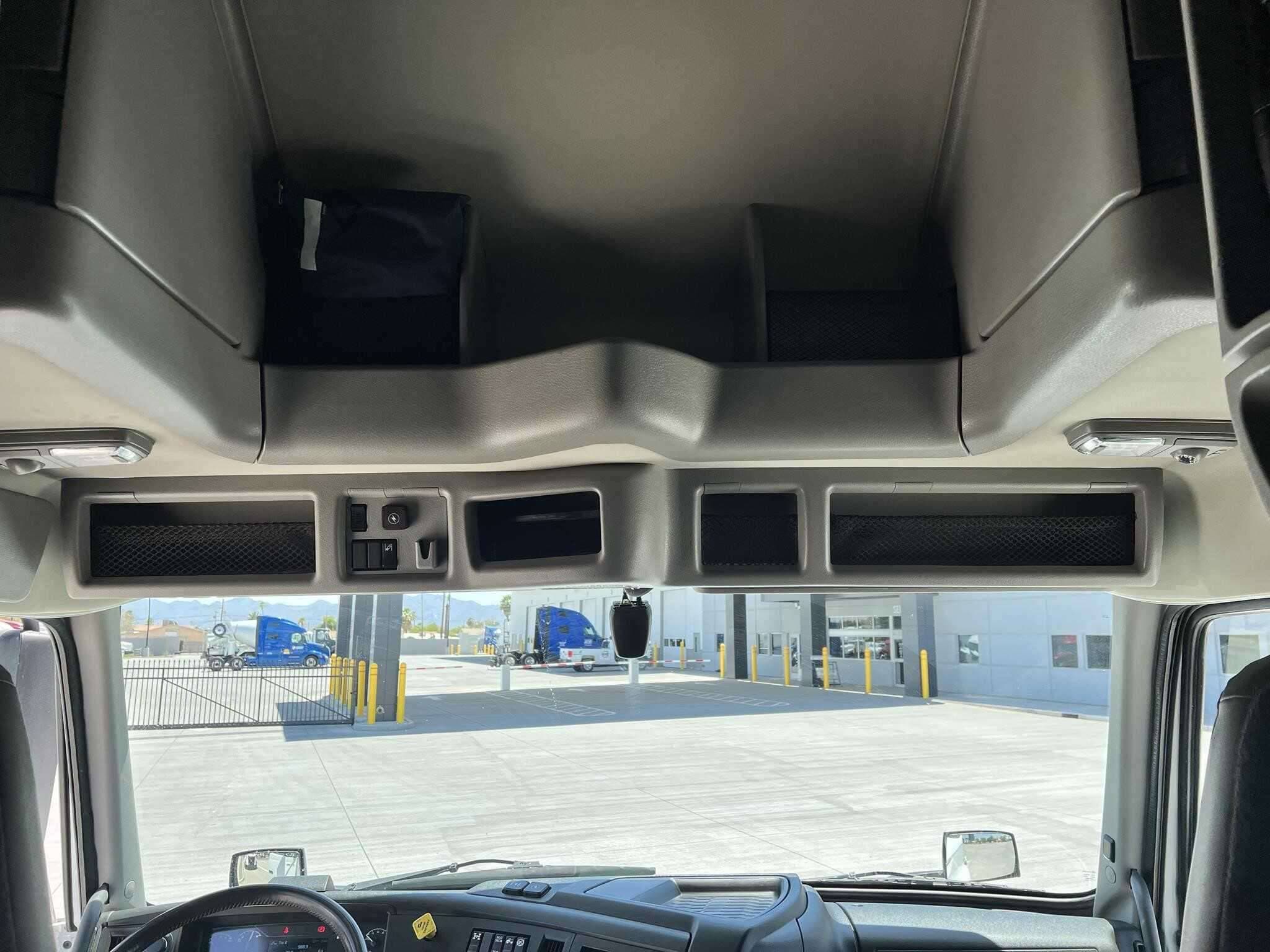 2022 Volvo VNL image 5