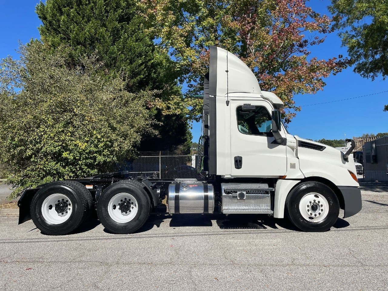 2020 Freightliner Cascadia 126 image 2