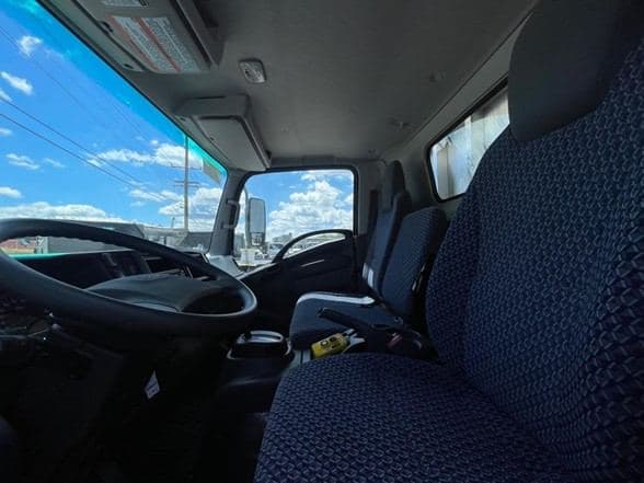 2024 Isuzu NRR image 28