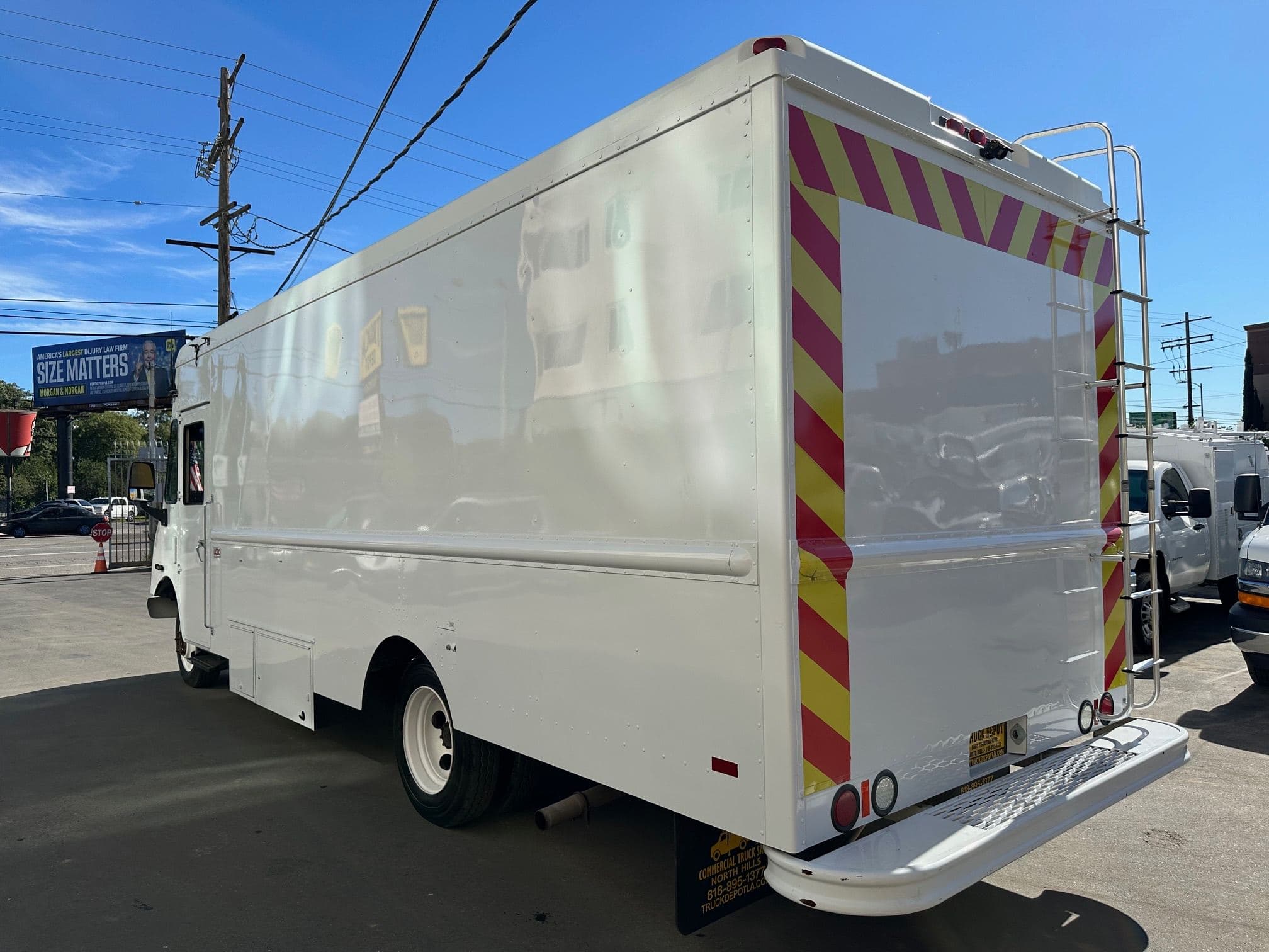 2002 WORKHORSE Step Van with Handicap Lift image 6