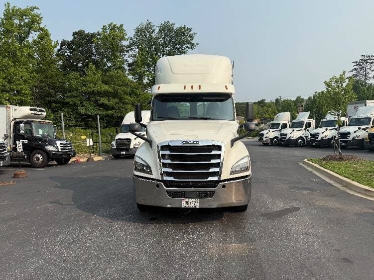 2019 Freightliner Cascadia 126 Day Cab Truck - 435HP, 12 Speed Automatic image 2