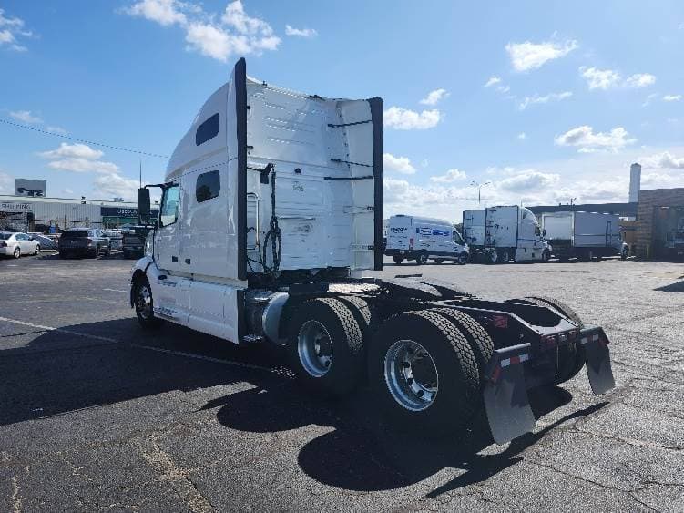 2023 Volvo VNL image 5