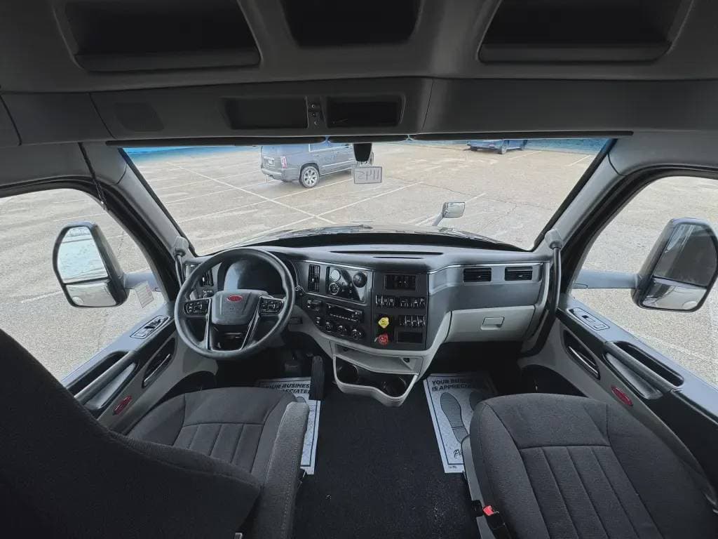 2022 Peterbilt 579 image 5
