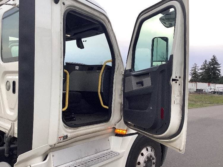 2019 Freightliner Cascadia image 12