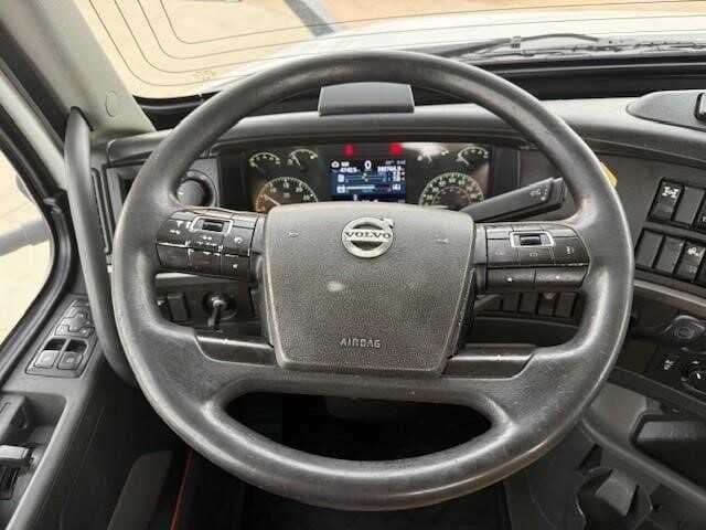 2020 Volvo VNR image 7