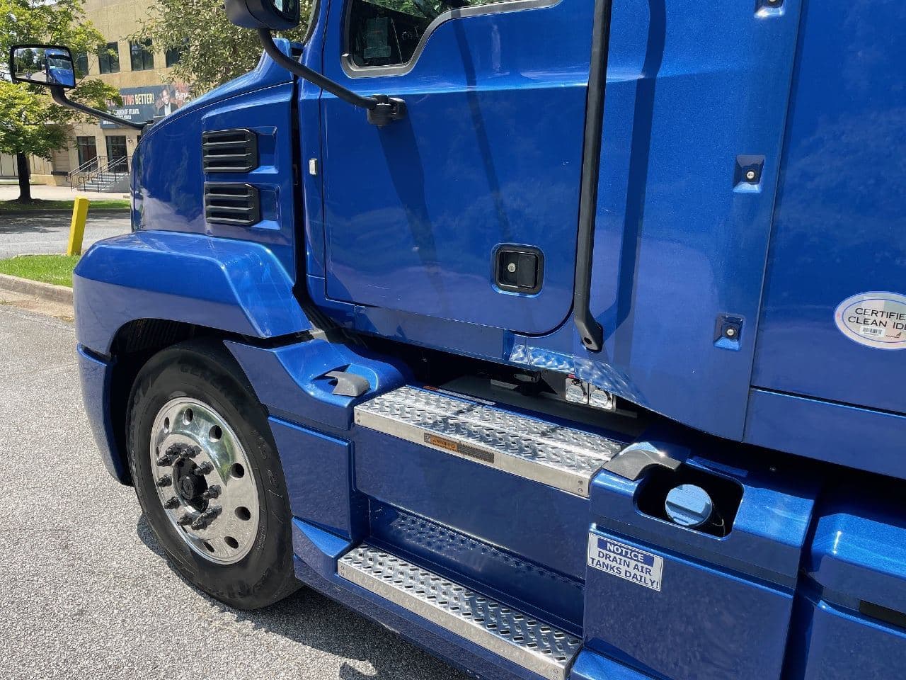 2019 Mack Anthem image 9