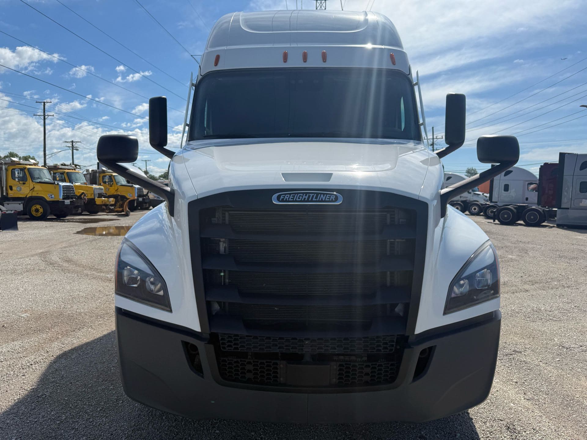 2023 Freightliner - 444k - Just 10,750 Hours! image 13