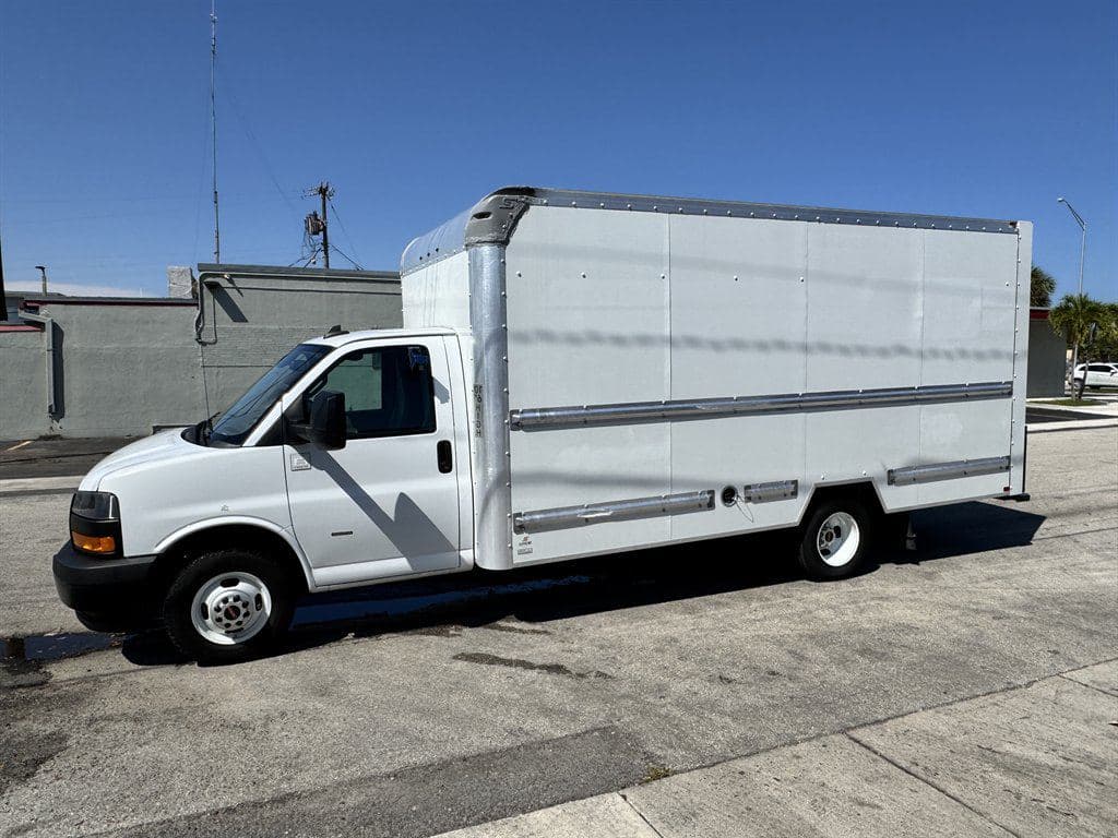 2021 GMC Commercial Vans image 5