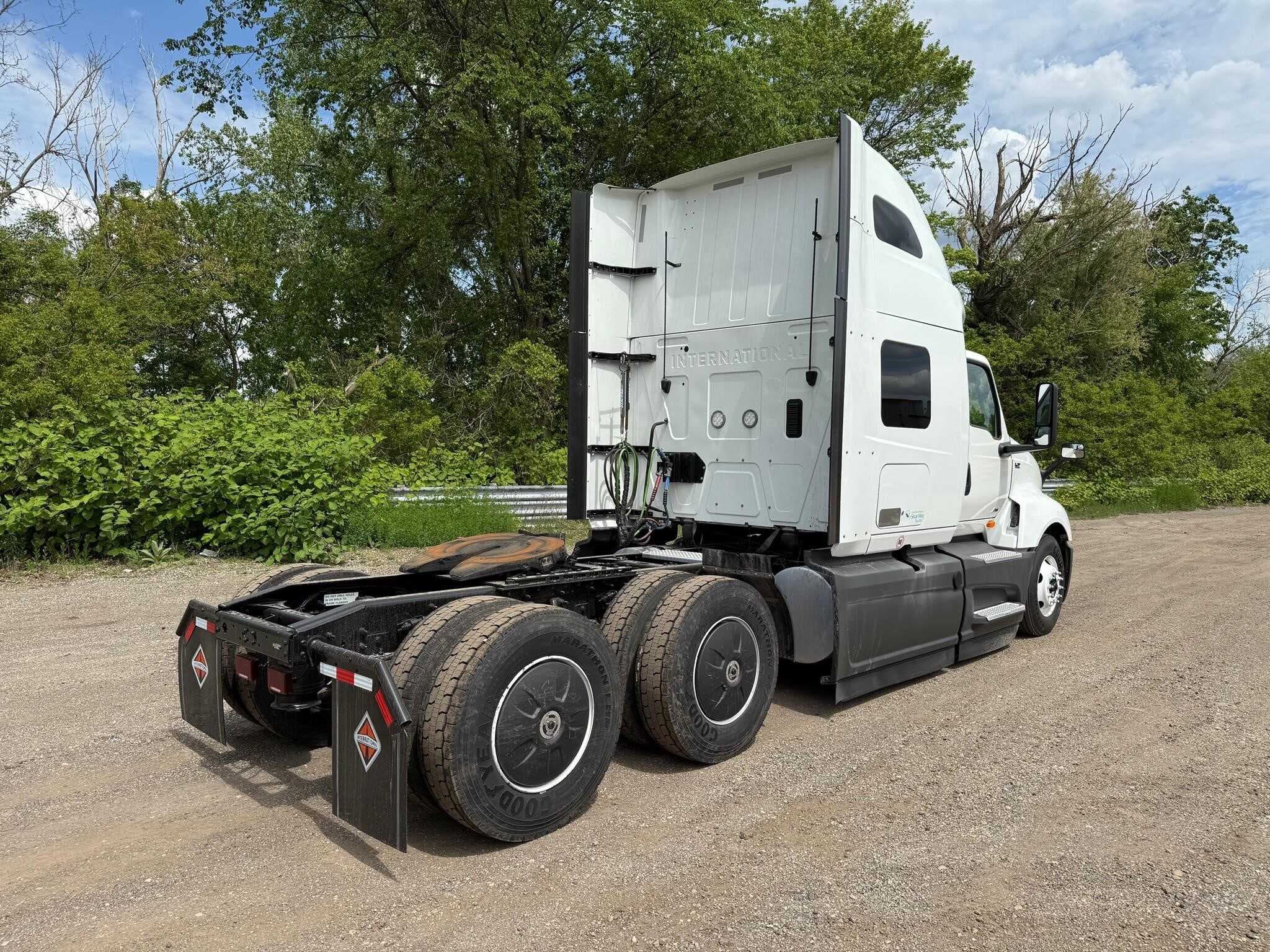 2021 International LT625 image 3