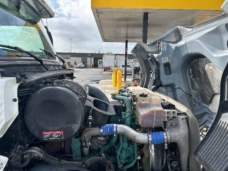 2022 Volvo VNL image 11