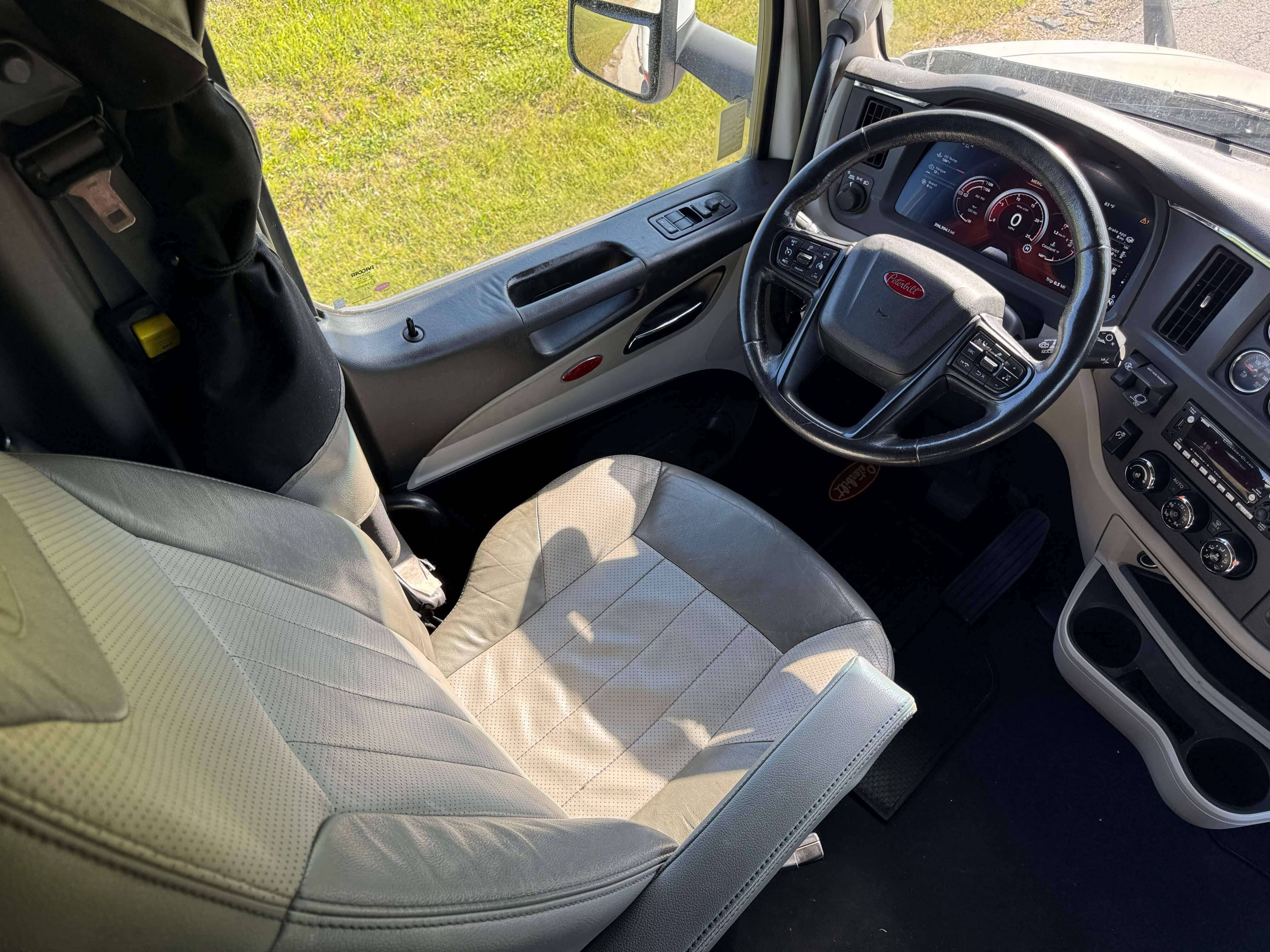 2023 Peterbilt 579 image 16