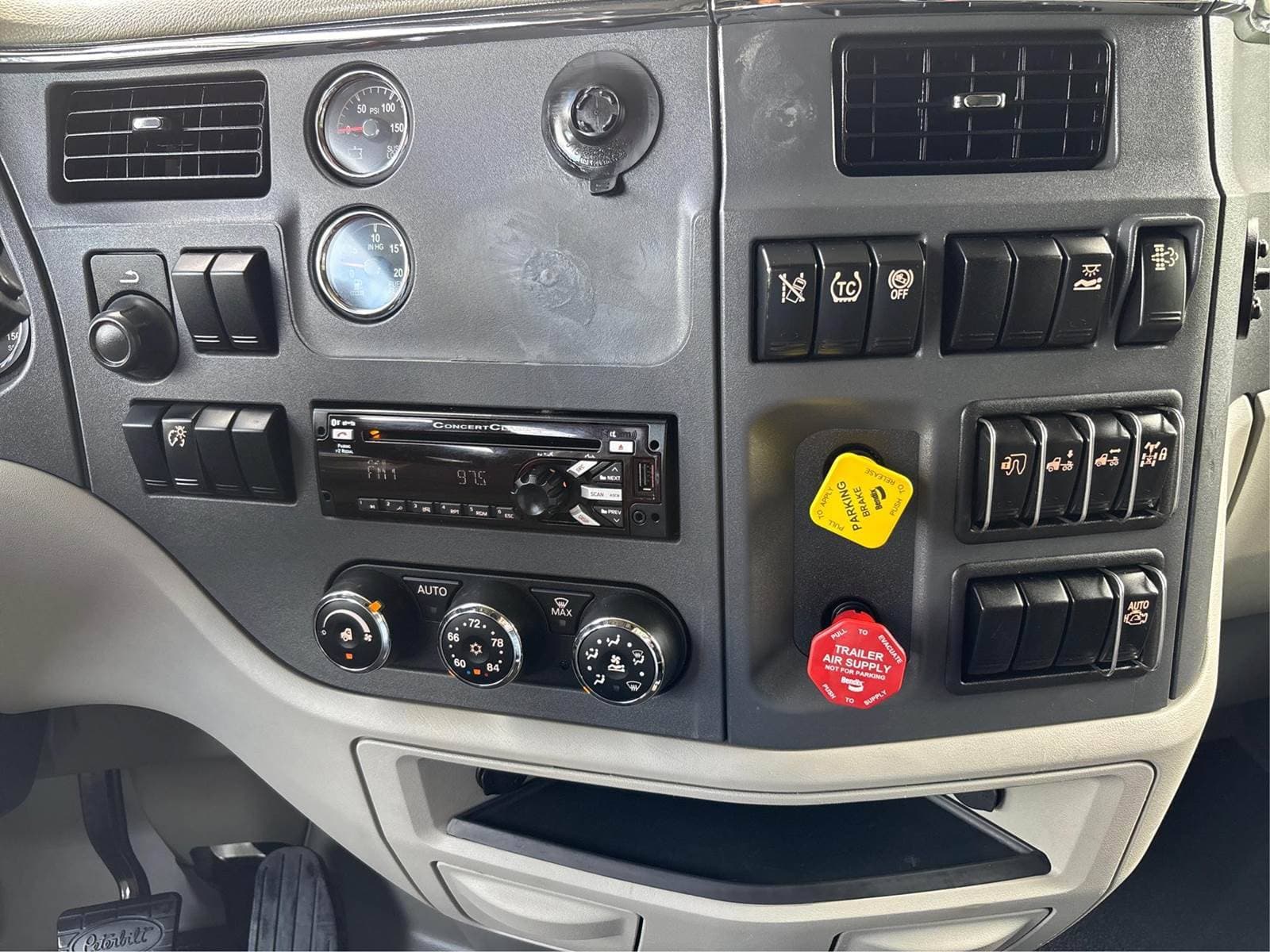 2021 Peterbilt 579 image 10