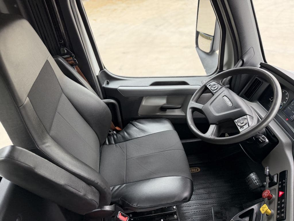 Used 2022 FREIGHTLINER PT126064S T image 23