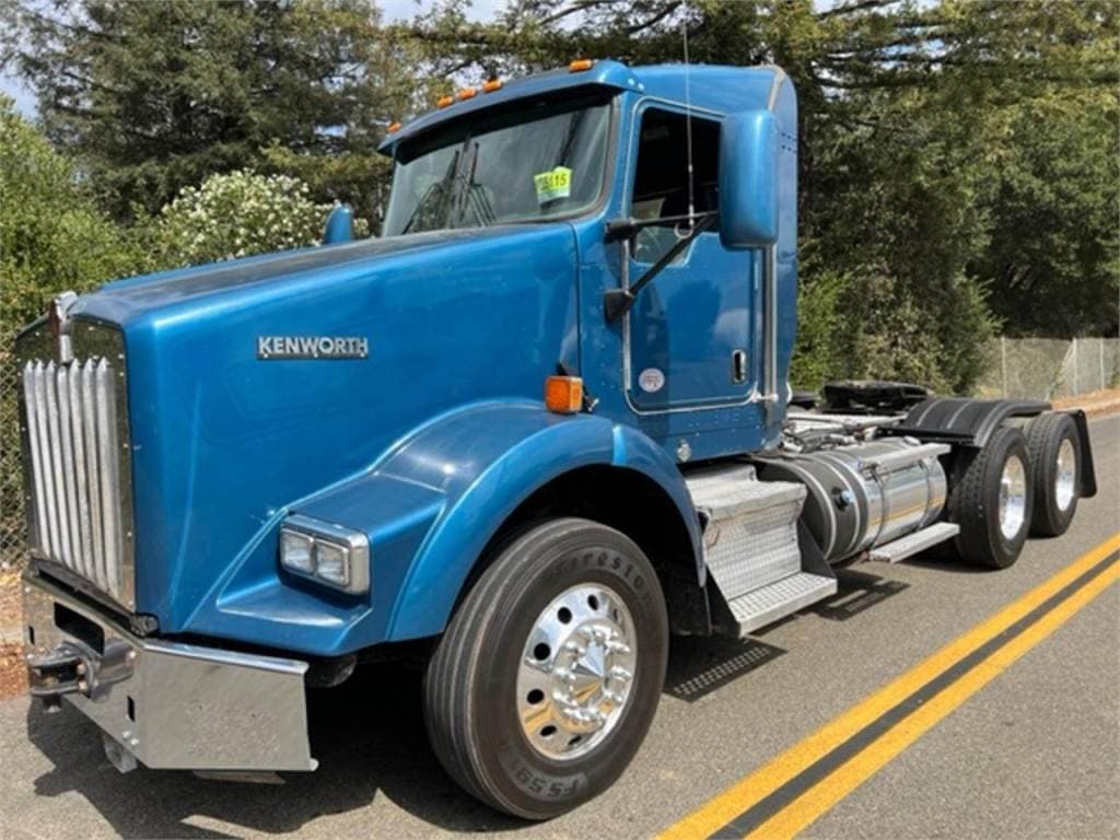 2017 Kenworth T8 Series image 1