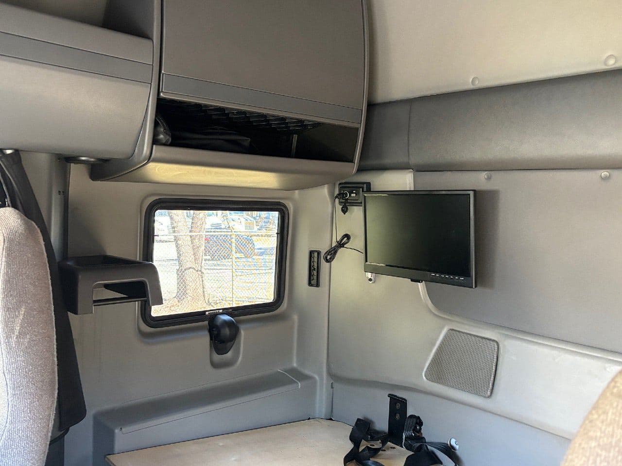 2018 International LT625 image 15
