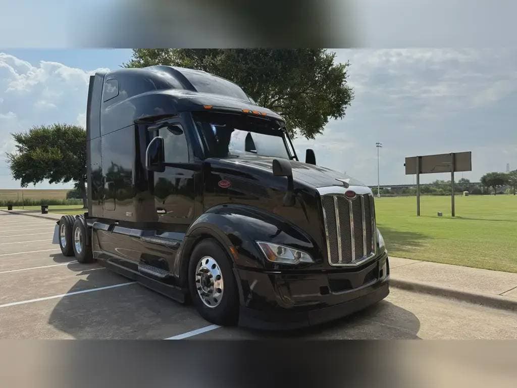 2022 Peterbilt 579 image 2